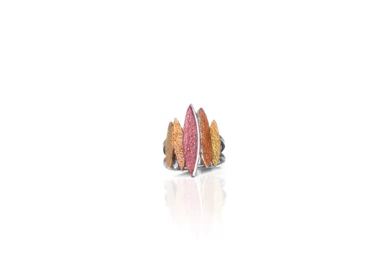 Anillo Lara ocre, plata con pigmentos naturales