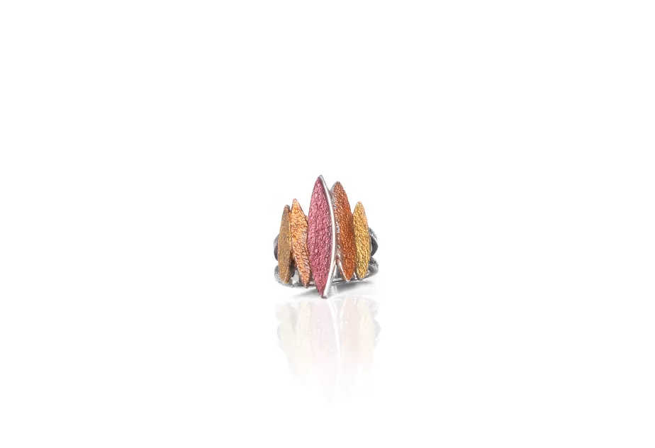 Anillo Lara ocre, plata con pigmentos naturales