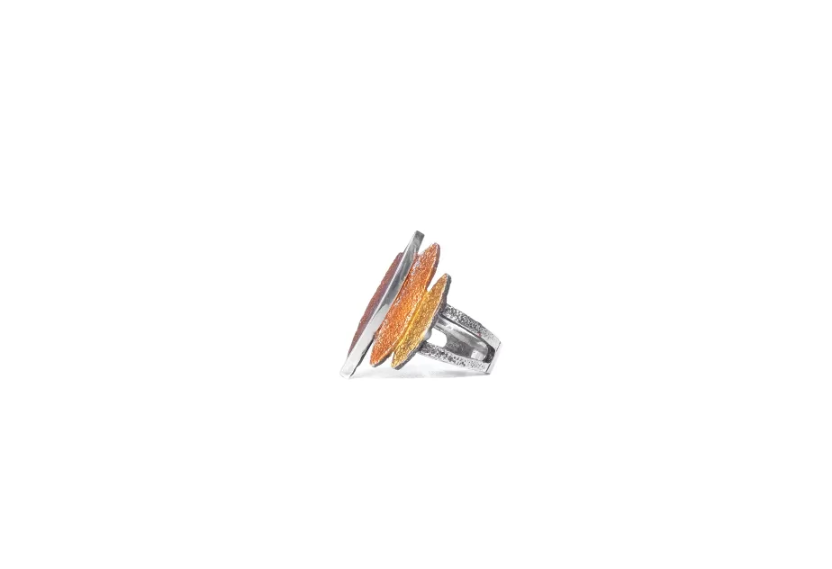 Anillo Lara ocre, plata con pigmentos naturales