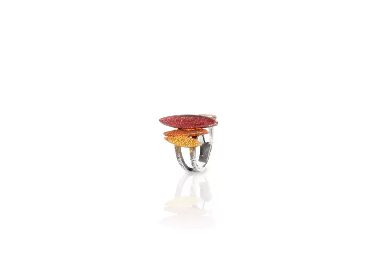 Anillo Lara ocre, plata con pigmentos naturales