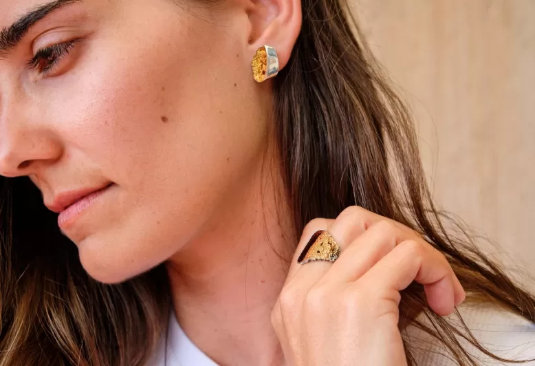 Kleine ockerfarbene Ohrringe Gala