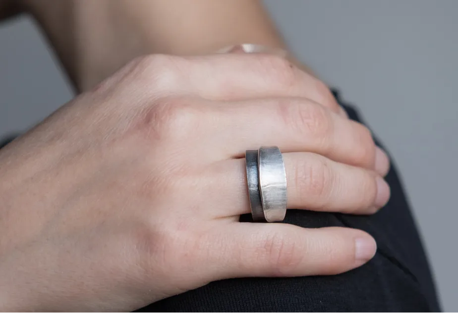 Kleiner Ring Doble Fulla, Silber und oxidiertes Silber