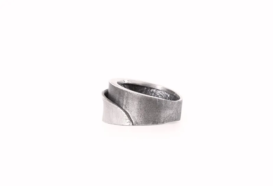 Kleiner Ring Doble Fulla, Silber und oxidiertes Silber